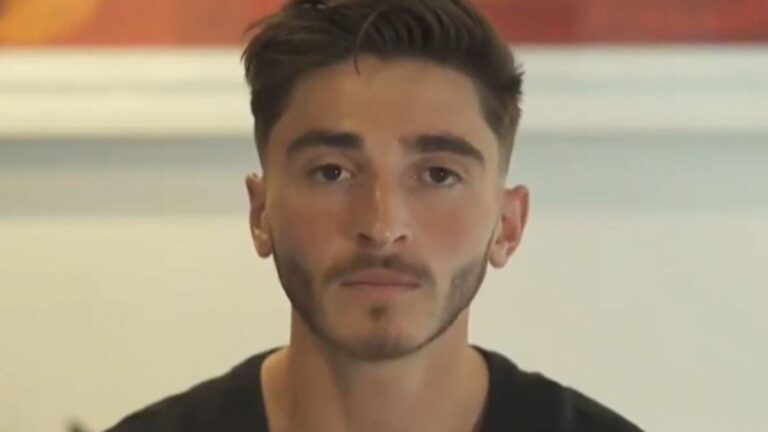 Voetballer die geschiedenis schreef door uit de kast te komen, beschuldigt oude club van homofobie