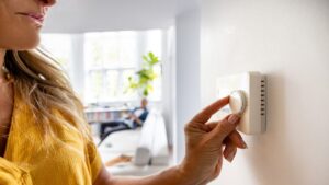 Waarom het belangrijk is om verwarming aan te laten als je in de winter weggaat, ook al is het niet vriezend